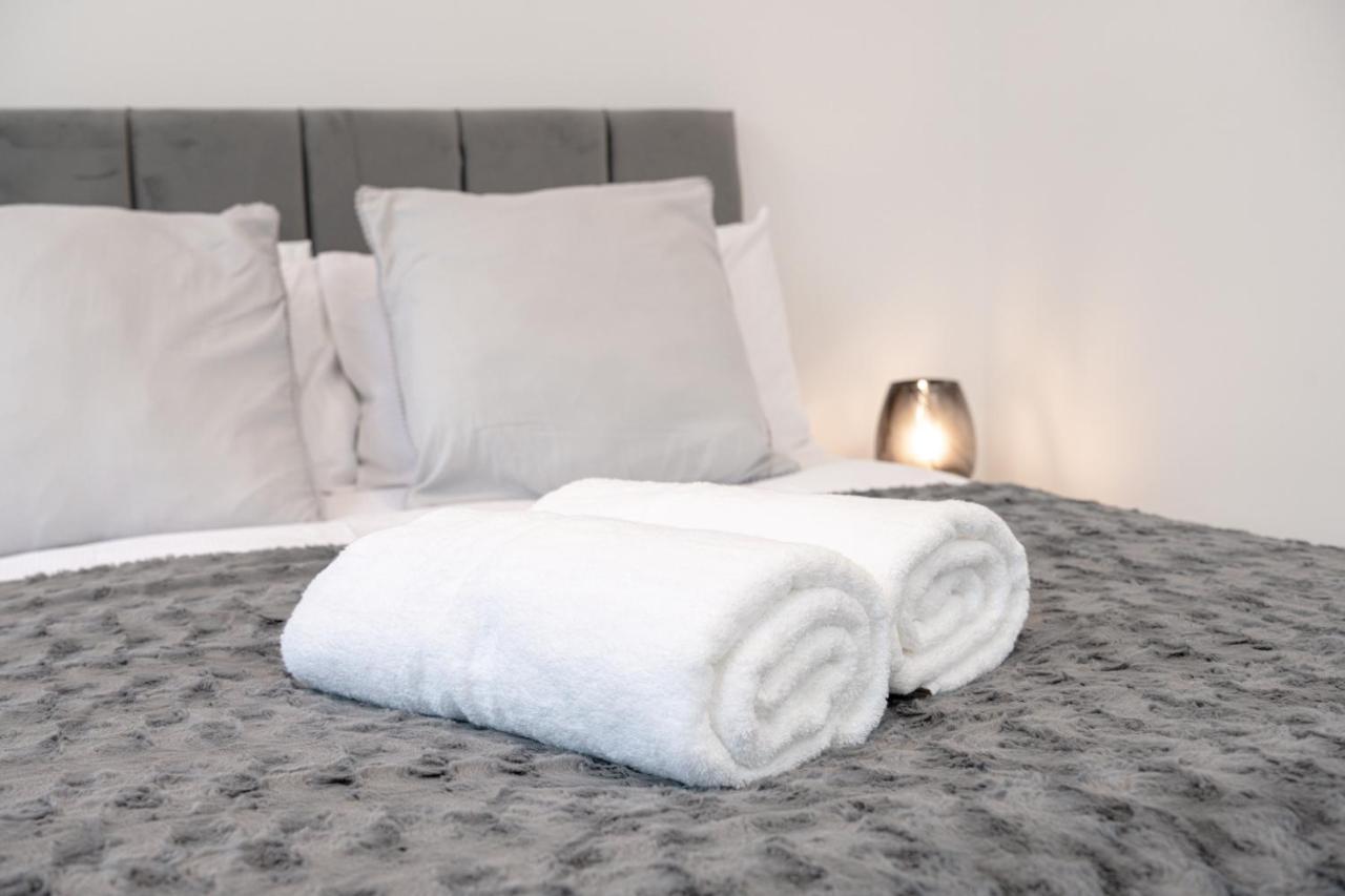 Fantastic New, London Apartment 3 Bed 1 Bath & Parking Whetstone Kültér fotó