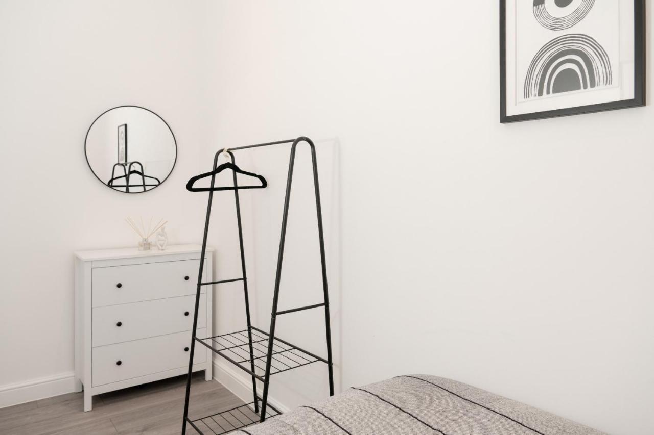 Fantastic New, London Apartment 3 Bed 1 Bath & Parking Whetstone Kültér fotó