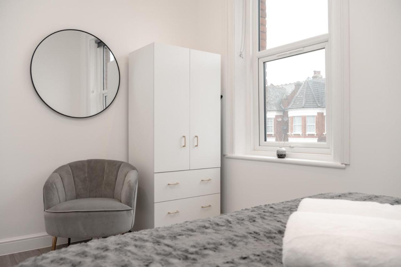 Fantastic New, London Apartment 3 Bed 1 Bath & Parking Whetstone Kültér fotó
