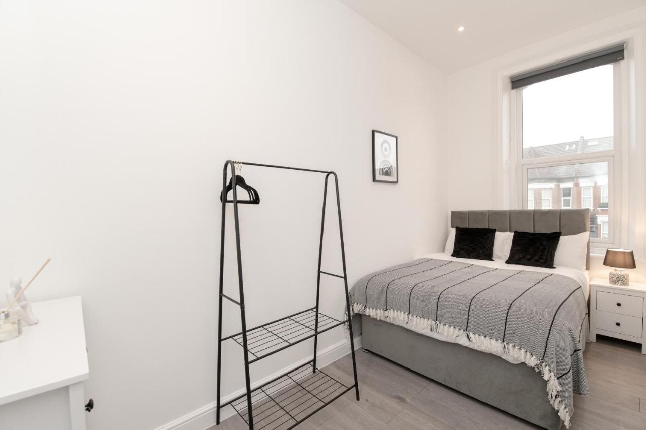 Fantastic New, London Apartment 3 Bed 1 Bath & Parking Whetstone Kültér fotó