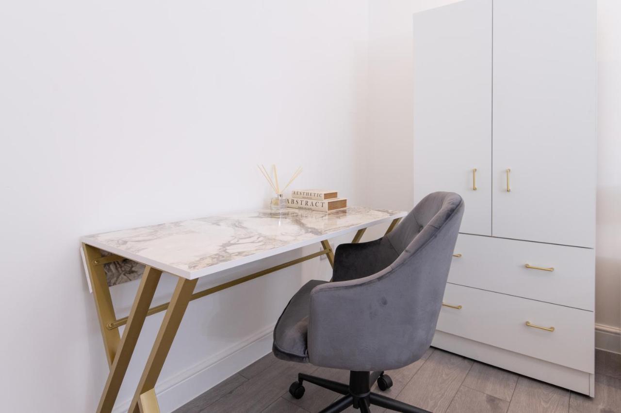 Fantastic New, London Apartment 3 Bed 1 Bath & Parking Whetstone Kültér fotó