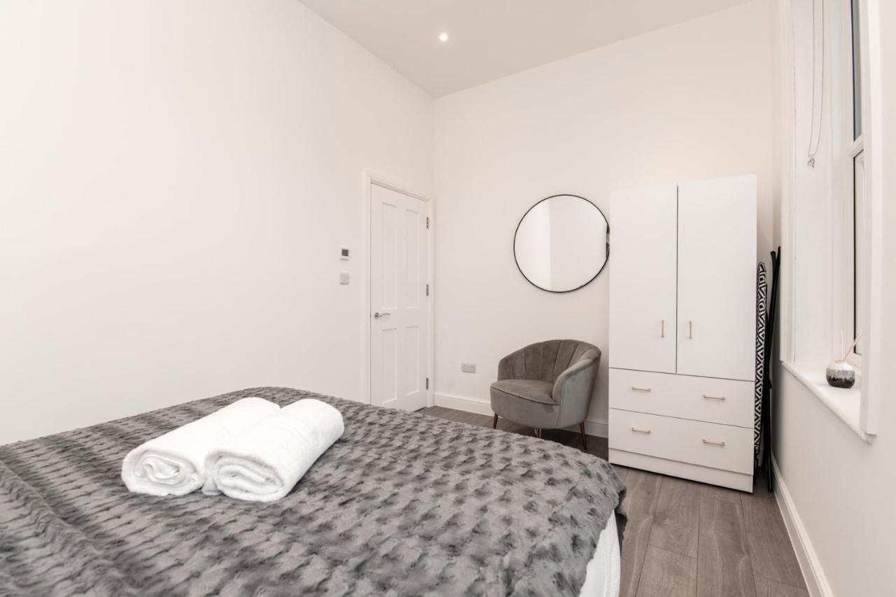 Fantastic New, London Apartment 3 Bed 1 Bath & Parking Whetstone Kültér fotó
